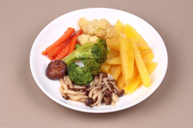 Kızarmış patates ve Shimeji mantar ile karışık sebze.