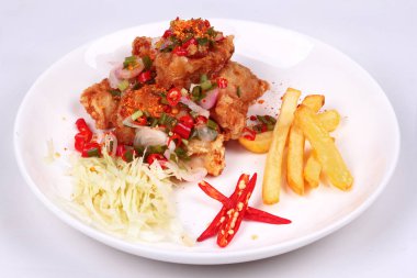 Baharatlı çıtır kızartılmış Karaoge Tavuk salatası.