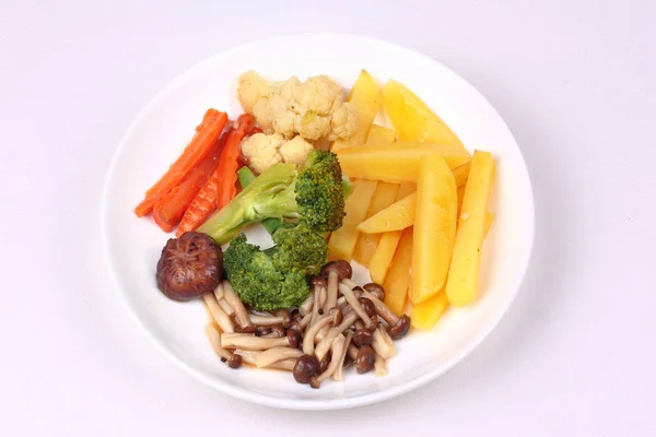 Pomme de terre frite et champignon Shimeji aux légumes mélangés . — Photo