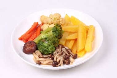 Kızarmış patates ve Shimeji mantar ile karışık sebze.