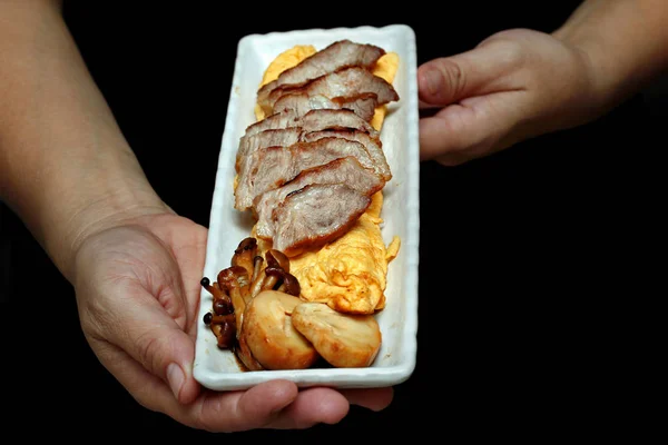 Omlet ve karışık mantar ızgara domuz eti biftek tepesinde. — Stok fotoğraf