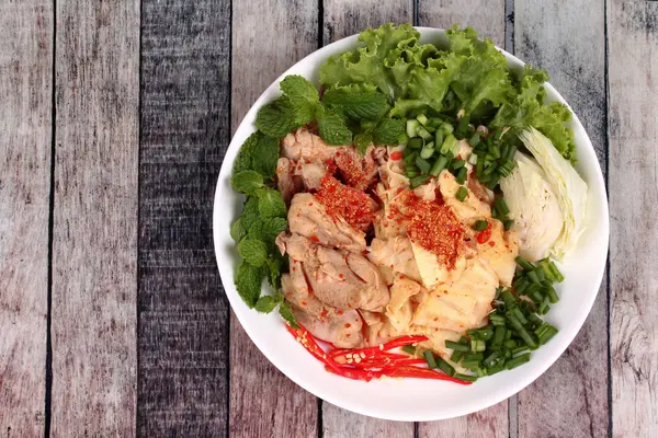 Salada de legumes misturada azeda picante com brotos de frango e bambu . — Fotografia de Stock