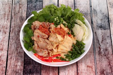 Baharatlı ekşi tavuk ve bambu sürgünleri sebze salatası karışık.