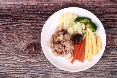 Sarımsaklı kızarmış tavuk kızarmış ot tepesinde.