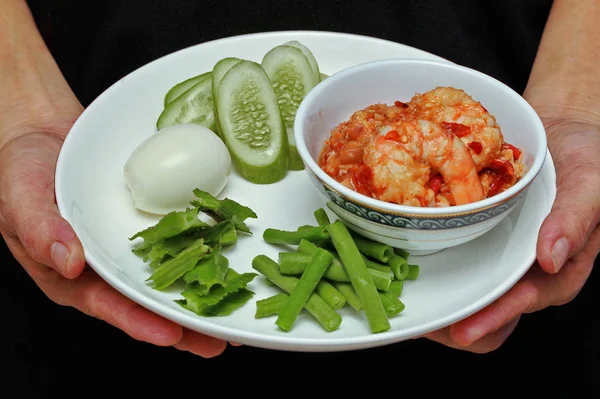 Taze karides acılı sosu garnitür ile servis.