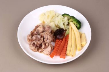 Sarımsaklı kızarmış tavuk kızarmış ot tepesinde.