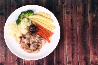 Sarımsaklı kızarmış tavuk kızarmış ot tepesinde.