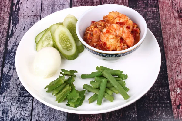 Plato de chile de camarón fresco servido con guarnición . — Foto de Stock