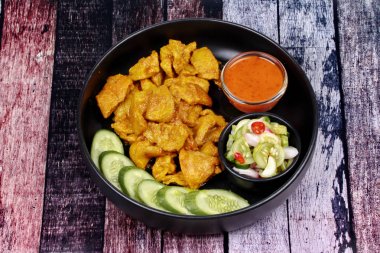 Kömür, haşlanmış domuz eti satay yan diskle hizmet..