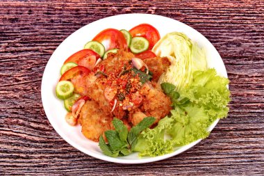 Baharatlı çıtır kızarmış tavuk salata.