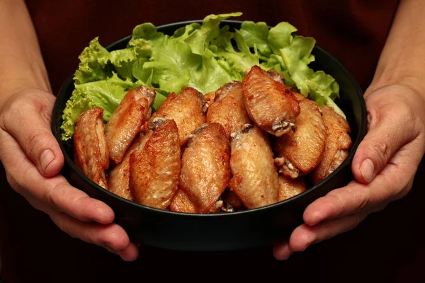 Alitas de pollo fritas cubiertas de roble verde . —  Fotos de Stock