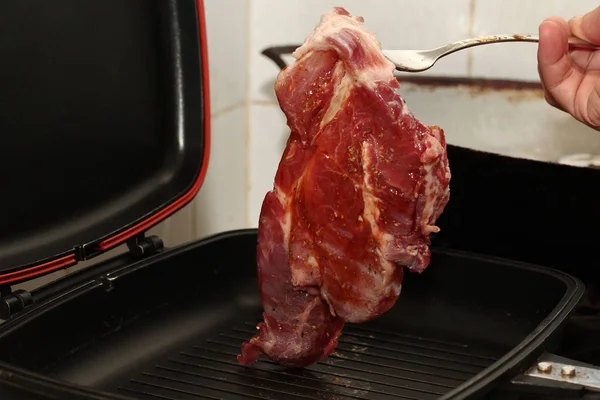 Cocina casera, Filete de cerdo en sartén para servir . — Foto de Stock