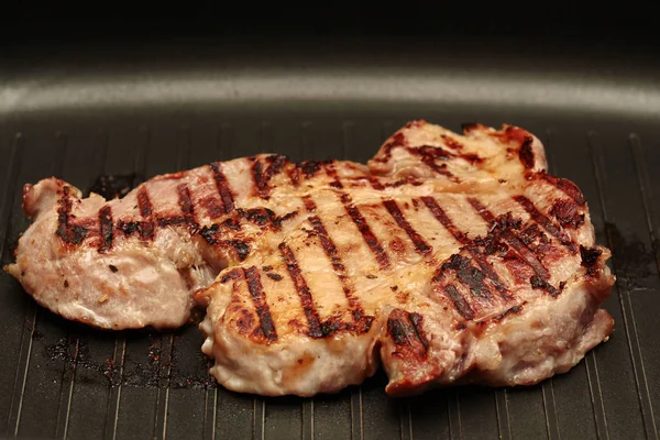 Homemade koken, Pork steak in de pan voor geserveerd. — Stockfoto