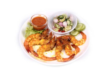 Kömür, haşlanmış karides satay yan diskle hizmet..