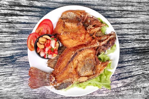 Derin yağda kızartılmış Tilapia ile baharatlı ve ekşi ot salatası . — Stok fotoğraf