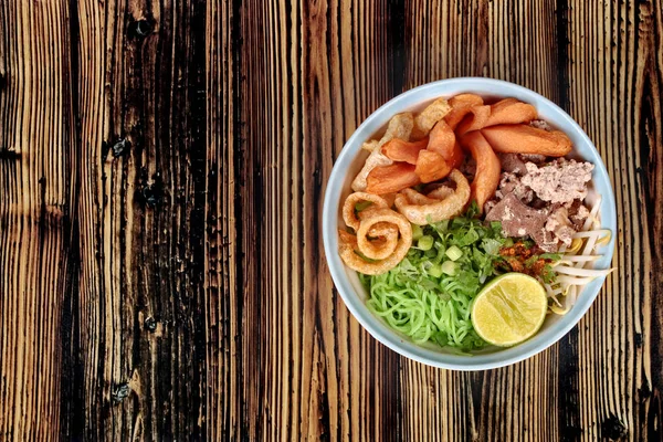 Green noodle with tom yam topped minced pork,chicken liver and v