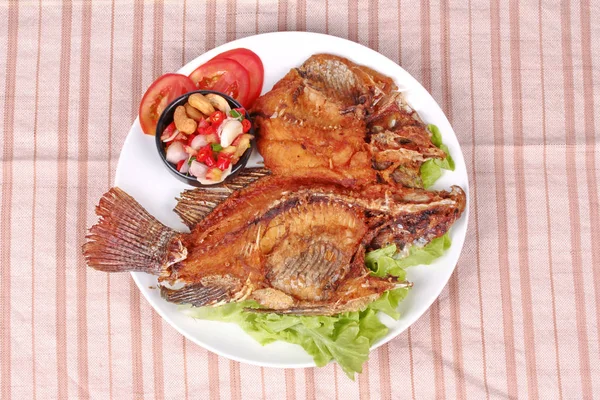 Derin yağda kızartılmış Tilapia ile baharatlı ve ekşi ot salatası . — Stok fotoğraf