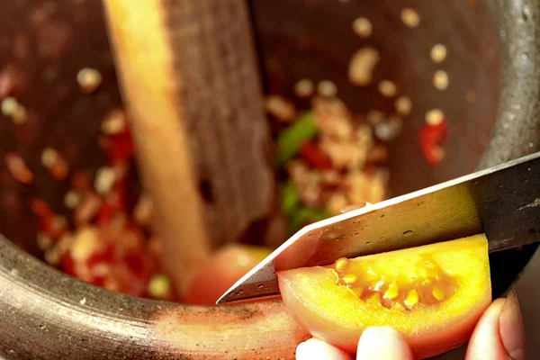 Motar yemek, baharatlı ekşi salatalık salatası.