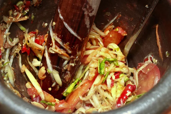 Motar yemek, baharatlı ekşi salatalık salatası.