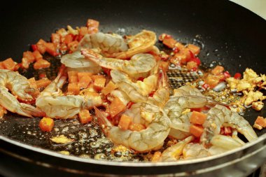 Yemek, kızarmış Yasemin pirinç sarı toz karides ile ev yapımı