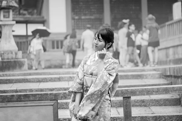 Quimonos feminino postar e sorrir para foto dentro Fushimi Inari sh — Fotografia de Stock