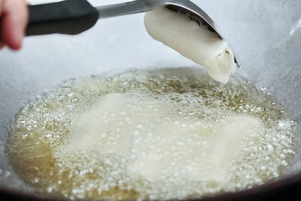 Cocinar, rollo de primavera frito profundo como envoltura de cuatro hojas fritas vermic —  Fotos de Stock