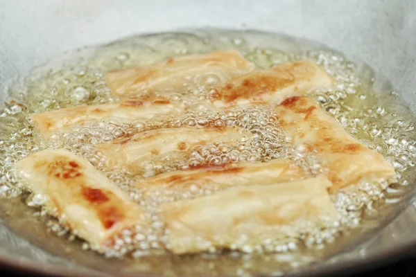 Cocinar, rollo de primavera frito profundo como envoltura de cuatro hojas fritas vermic —  Fotos de Stock