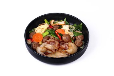 Organik gıda için karışık sebze Fried büyük şehriye tepesinde.  