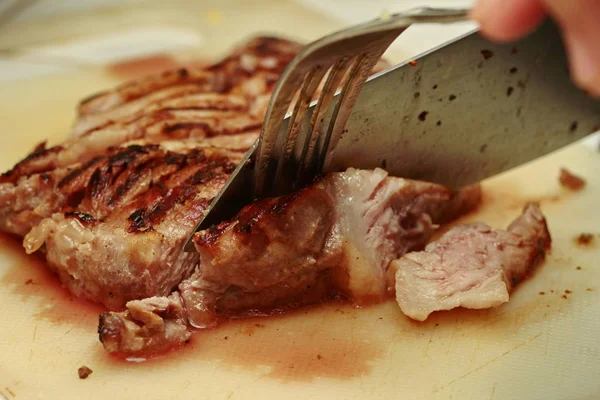 Домашній виготовлений, готова страва зі свинячого стейку . — стокове фото