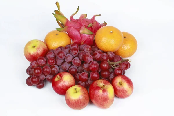 Fruits mélangés comme raisins rouges sans pépins, orange, pomme, fruit du dragon, Ja — Photo