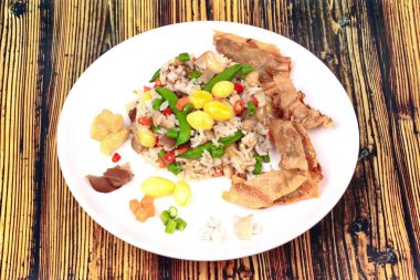 Renkli Fried rice karışık sebze ile servis