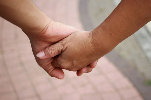 Seçici odak üstünde el birlikte sonsuza kadar el.