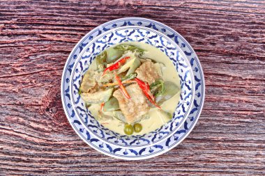 Yeşil fermente un curry ile karışık ot. 