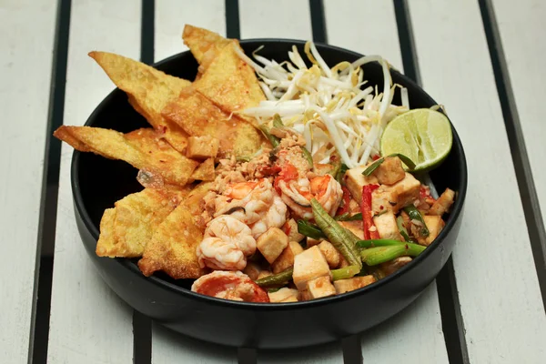 Pad Thai mit Garnelen und knusprigem Wonton, Sojasprossen halbiert — Stockfoto