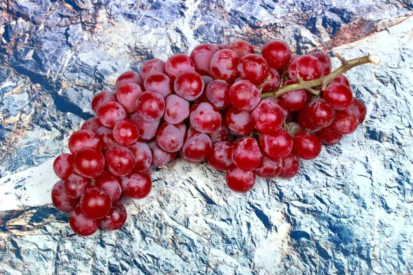 Uvas sem sementes vermelhas, as sementes de uva vermelha e irritante . — Fotografia de Stock