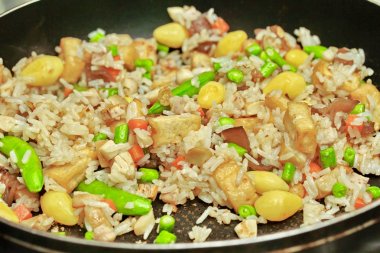 Renkli Fried rice karışık sebze ile servis