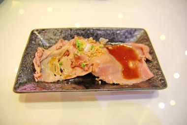 Japon yemekleri - mutlu ve neşeli, açık büfe suşi çeşitlerinin 