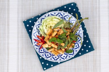 Kızarmış tofu ile baharatlı ekşi karışık ot salatası.