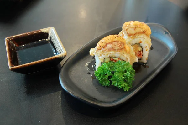 Japon yemekleri - mutlu ve neşeli, açık büfe suşi çeşitlerinin — Stok fotoğraf