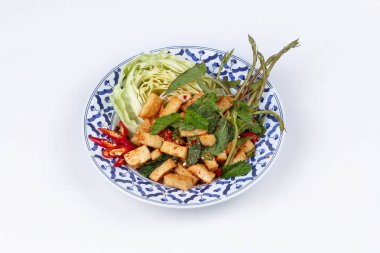 Kızarmış tofu ile baharatlı ekşi karışık ot salatası.