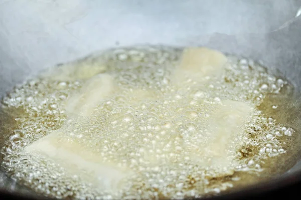 Koken, diepe gebakken loempia als vier blad wrap gebakken vermic — Stockfoto