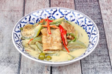 Yeşil fermente un curry ile karışık ot. 