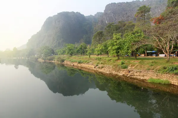 De lange bergketen in parallel met nummer rivier, vroege morni — Stockfoto