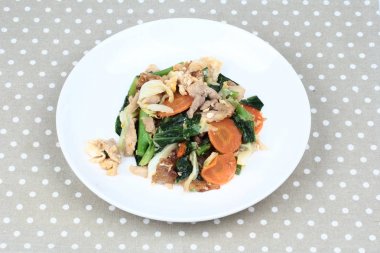 Kızarmış tavuk ve sebze ile büyük erişte.