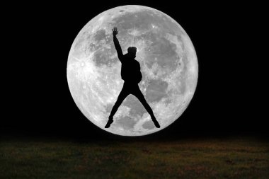 Çim s ta genç neşeli atlamak görüntü gölgesi