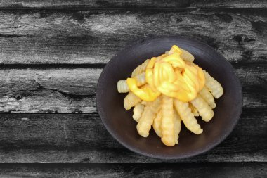 Volkan kızarmış patates kızartması olarak düzenlenmiş peynir ile tepesinde