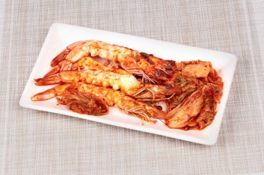 Kore gıda, kızarmış Baechu Kimchi karides ile.