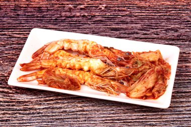 Kore gıda, kızarmış Baechu Kimchi karides ile.