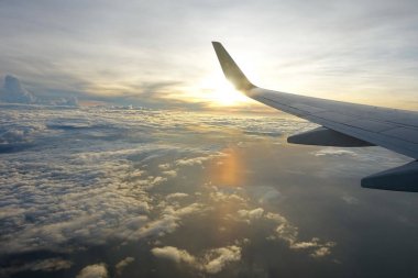 Gökyüzü bulutlu yukarıda uçaktan fotoğraf çekmek.