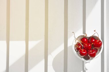 Kalp şeklinde kupa ahşap üzerine kiraz Şili .